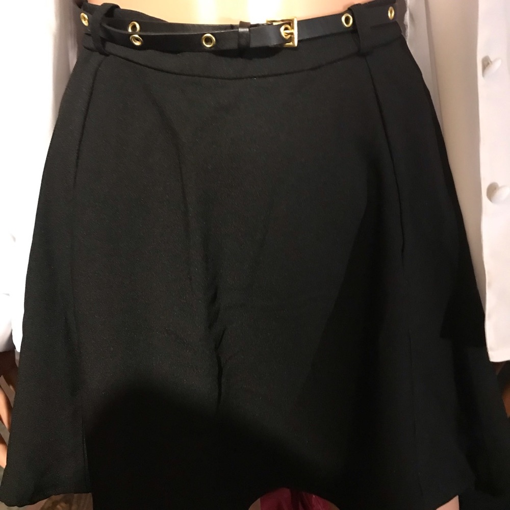 Women’s Divided Black Skirt with Belt Size 6 NWT